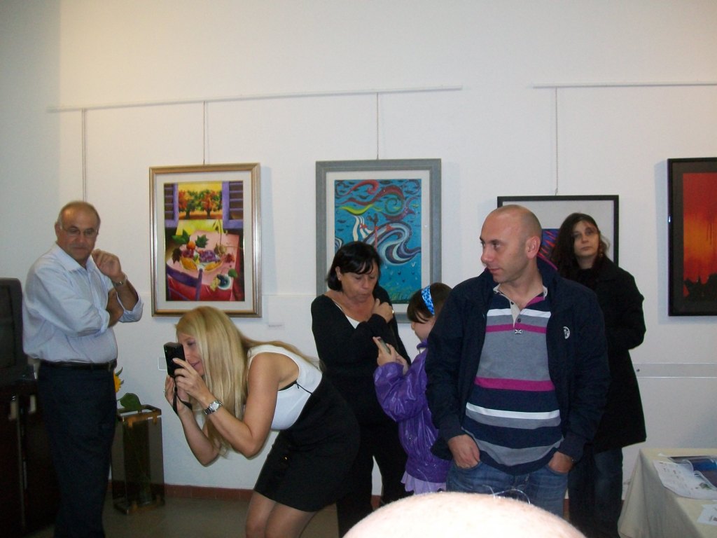 Slideshow di alcune fotografie che riportano la serata inaugurale della mostra antologica dell'artista ROSARIO MERCURI, intitolata 'Retro(pro)spettiva' tenutasi dal 9 ottobre del 2010 presso la Pro-Loco di Bari Santo Spirito (Corso Garibaldi 31/B) per la VI Giornata del Contemporaneo indetta da A.M.A.C.I. (l'Associazione musei d'arte contemporanea italiani).